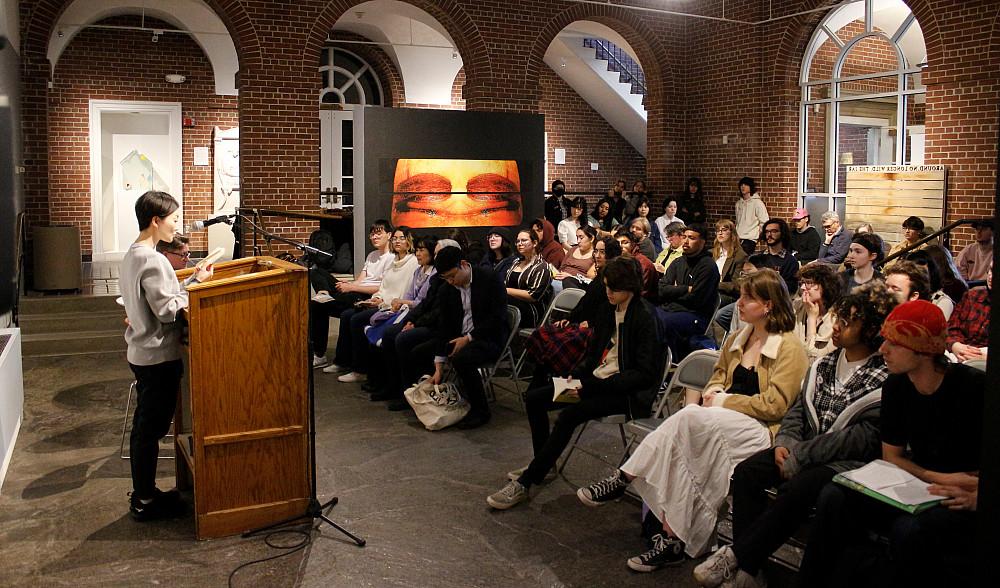 在赖特艺术博物馆的庭院里，作家藤野香织向拥挤的人群朗读她的中篇小说《指甲与眼睛》中的节选.